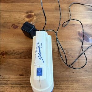 Windmere Plus Handheld Clothes Shaver in White & Blue